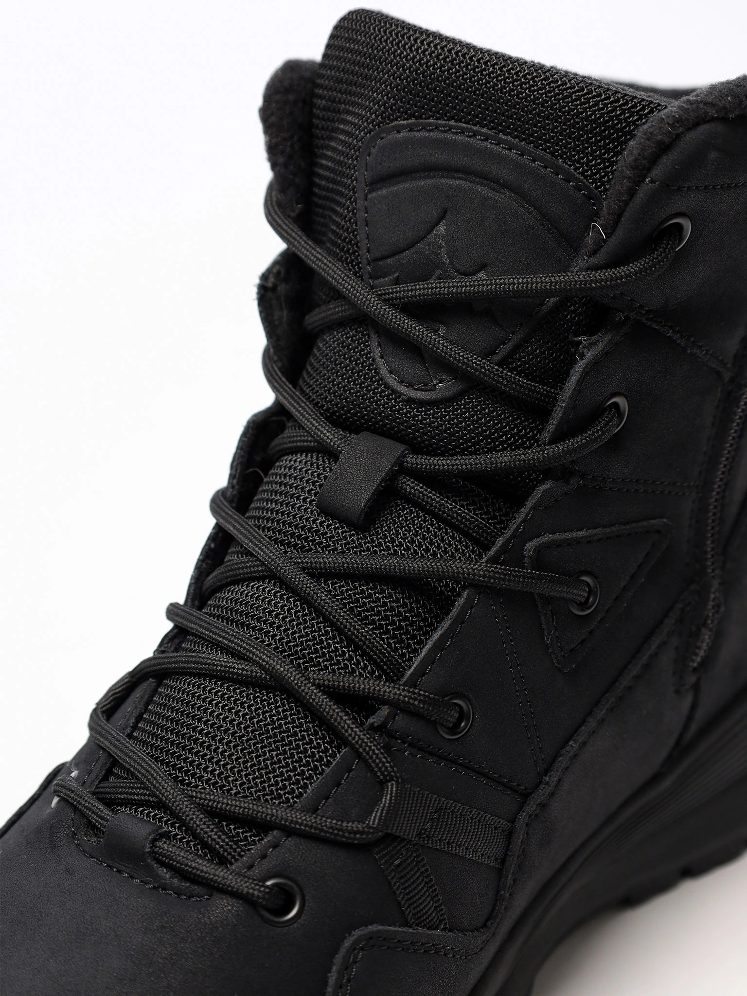 Ботинки черного цвета на средней рельефной подошве